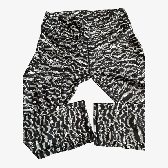 FABLETICS POWERHOLD MID-RISE CAPRI LEGGINGS & FABLETICS POWERHOLD MID-RISE CAPRI - Picture 3 of 11